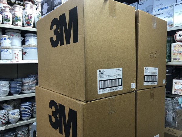 ▲香港許多人購買口罩，職員表示每日補貨200盒。（圖／香港01授權提供，請勿隨意侵權，下同）