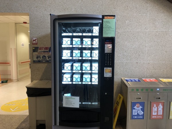 ▲香港許多人購買口罩，職員表示每日補貨200盒。（圖／香港01授權提供，請勿隨意侵權，下同）