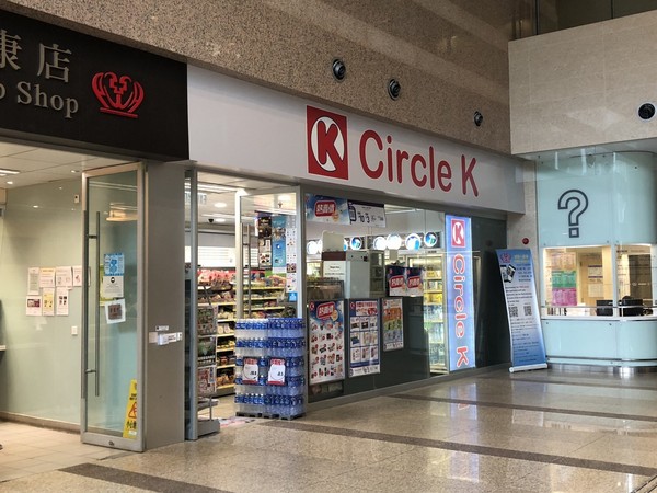 ▲香港許多人購買口罩，職員表示每日補貨200盒。（圖／香港01授權提供，請勿隨意侵權，下同）