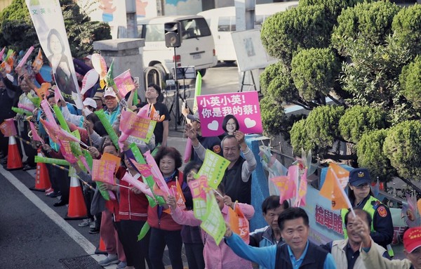 ▲蔡英文車隊陪洪慈庸掃街拜票。（圖／洪慈庸競總提供）