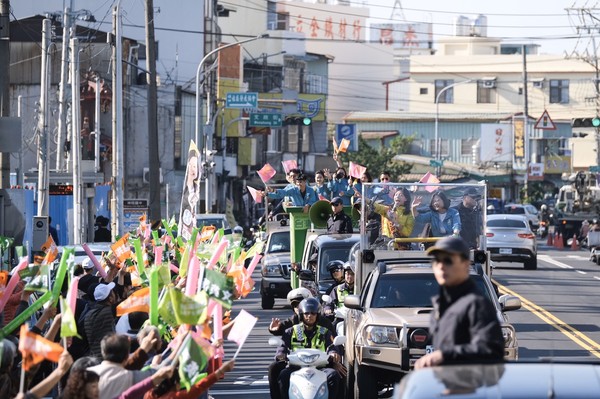 ▲蔡英文車隊陪洪慈庸掃街拜票。（圖／洪慈庸競總提供）