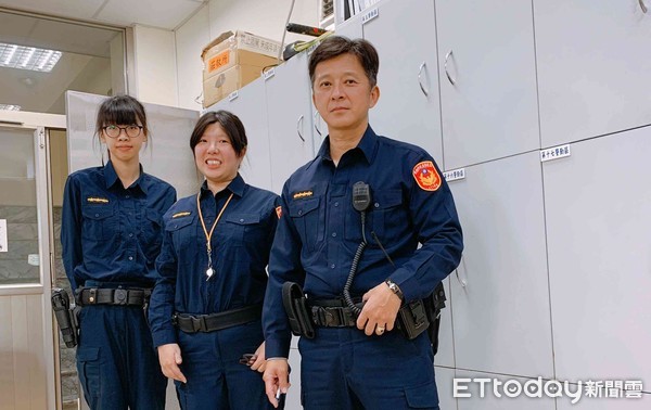 ▲台南市警一分局莊敬派出所女警謝育真、劉瓔霆，親切、貼心呵護照顧男童，直到家長至所將其接回，受到家長感謝肯定。（圖／記者林悅翻攝，下同）