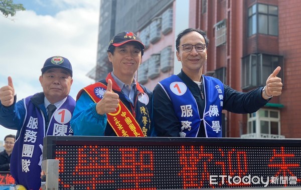 ▲朱立倫8日回桃園為立委候選人陳學聖車隊掃街拜票，議長邱奕勝（左）也隨車拜票。（圖／記者沈繼昌翻攝）