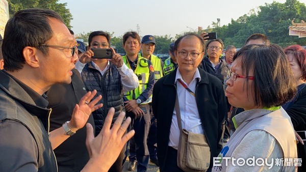 ▲台南市無處可燒庫錢，殯葬業者抗議，場面火爆。（圖／記者林悅翻攝，下同）