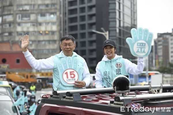 ▲▼台灣民眾黨南北眾貫線車隊掃街，民眾黨主席柯文哲與檔籍不分區立委候選人吳欣瑩。（圖／記者湯興漢攝）