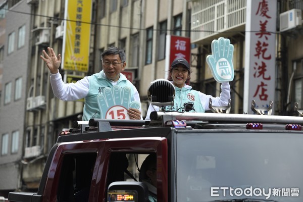 ▲▼台灣民眾黨南北眾貫線車隊掃街，民眾黨主席柯文哲與檔籍不分區立委候選人吳欣瑩。（圖／記者湯興漢攝）