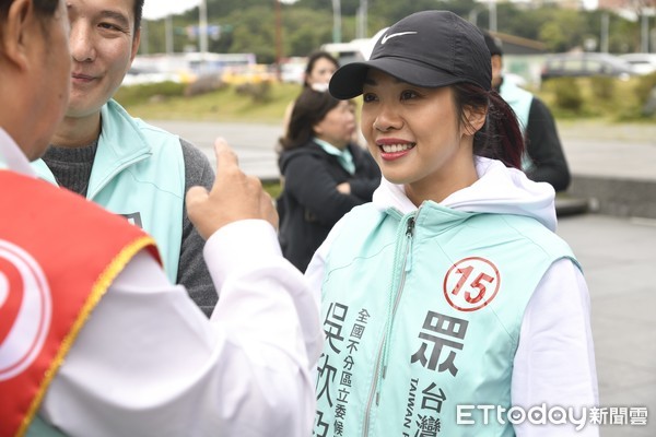 ▲▼台灣民眾黨南北眾貫線車隊掃街，民眾黨不分區立委候選人吳欣盈。（圖／記者湯興漢攝）