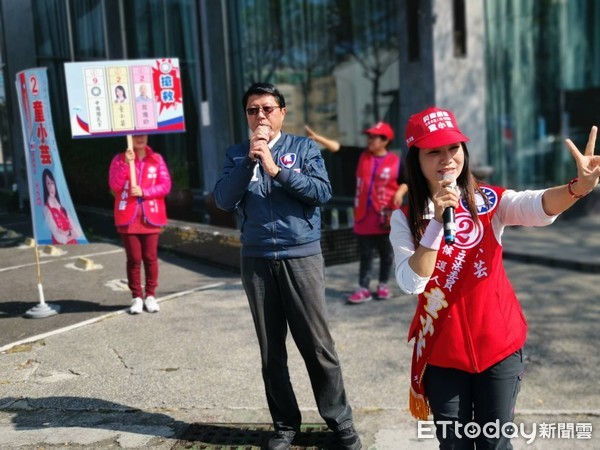 ▲國民黨台南市黨部主委謝龍介，陪國民黨第三選區立委候選人童小芸，在路口與選民開講，晚上在安南區掃街拜票，力薦童小芸。（圖／記者林悅翻攝，下同） 