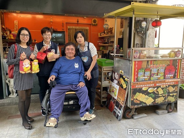 ▲越南籍新住民洪雪春女士來台擔任移工，照顧重度肢體障礙的翁茂榮先生15年，2人結成連理，由移民署協助完成居留相關手續，一起打拼。（圖／記者林悅翻攝）