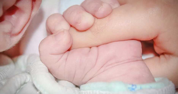 母親捐了錢消災，但女嬰的手掌仍沒有長出。示意圖與本案無關。（圖／pixabay）