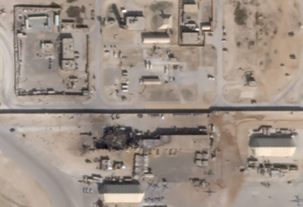 ▲美國商業衛星公司星球實驗室（Planet Labs Inc）公布兩張遭到空襲的阿薩德空軍基地（Ain al-Asad airbase）衛星照。（圖／路透社）