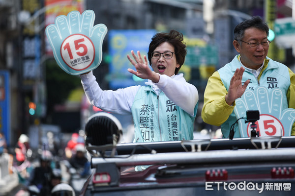 ▲台灣民眾黨蔡壁如陪同柯文哲前往新莊掃街。（圖／記者林敬旻攝）
