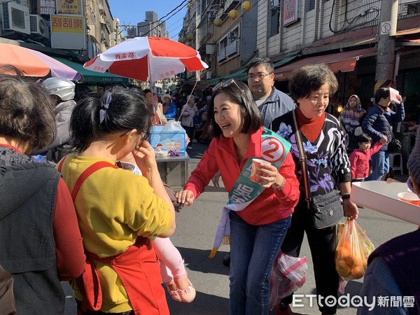 ▲▼台北市第1選區立委選情激烈，民進黨立委候選人吳思瑤今（9）日上午到北投自強市場奉茶拜票。（圖／記者林育綾攝）