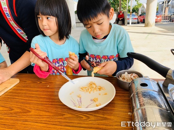 ▲▼ 竹湖國小附幼伴長輩烹飪創意料理。（圖／記者楊鈞典翻攝，下同）