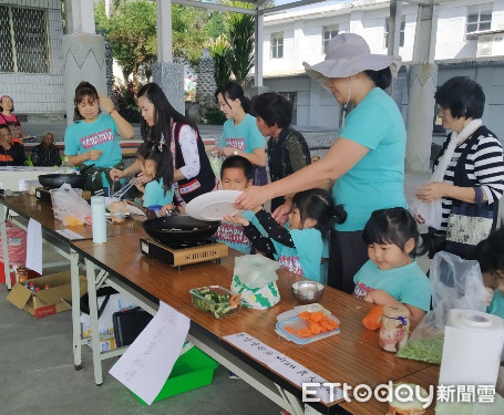 ▲▼ 竹湖國小附幼伴長輩烹飪創意料理。（圖／記者楊鈞典翻攝，下同）