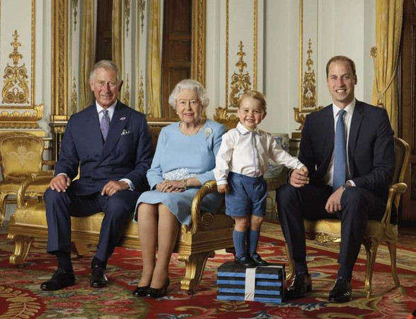 英國皇室日前發布一張最新皇室成員合照，傳就是這張照片沒有哈利王子，讓哈利與梅根宣布引退。（圖／美聯社）