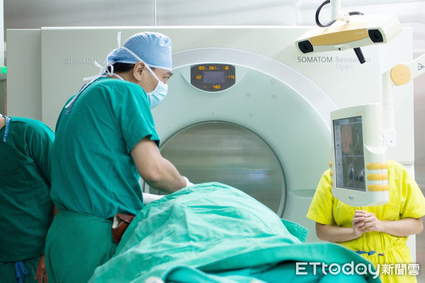 ▲三叉神經痛利用導航系統精準定位阻斷痛源。（圖／記者嚴云岑攝）