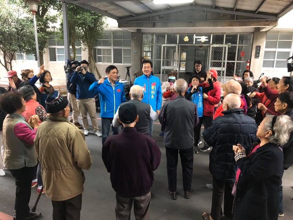 ▲費鴻泰服務地方25年，拼連任提9政見▼             。（圖／翻攝費鴻泰臉書）