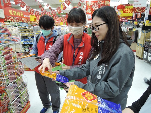 ▲新竹市衛生局長王宗曦至賣場視察，維護市民食的安全。。（圖／新竹市政府提供）