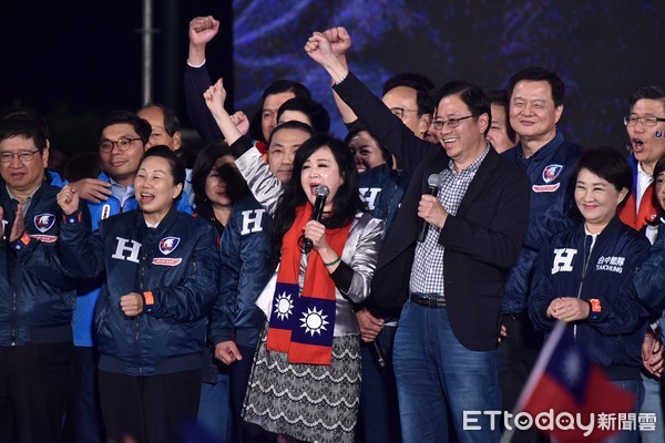 ▲「台灣安全 人民有錢 凱道勝利晚會」,副總統候選人張善政與夫人上台講話。（圖／記者李毓康攝）