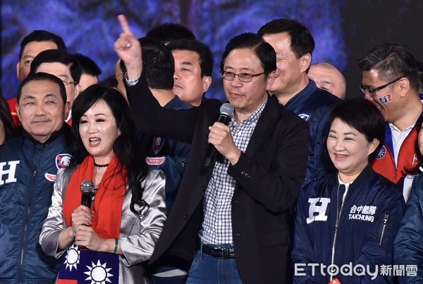 ▲「台灣安全 人民有錢 凱道勝利晚會」,副總統候選人張善政與夫人上台講話。（圖／記者李毓康攝）