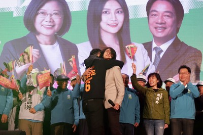 師父林昶佐衝上台獻擁抱　賴品妤「又驚又喜」淚灑造勢現場　