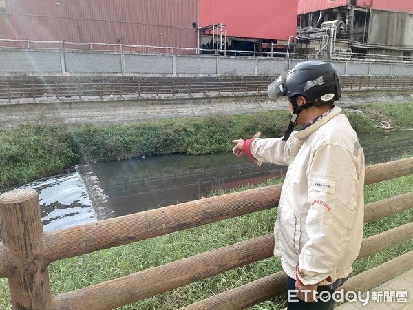 ▲觀音工業區內富林溪疑遭不肖廠商利用選舉期間偷排廢水，導致死魚遍佈溪中。（圖／吳進昌提供）