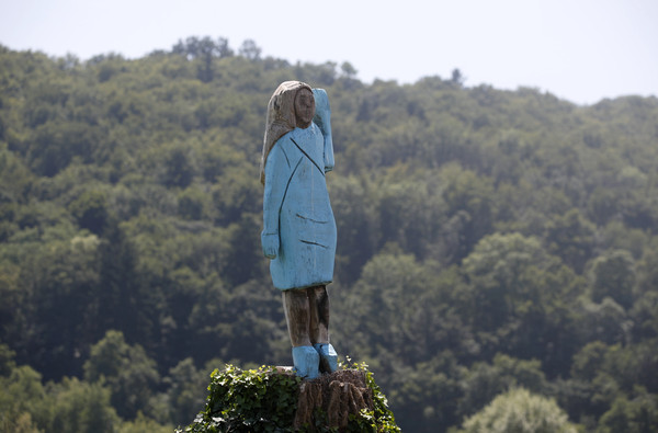 ▲ 塞夫尼察（Sevnica）在去年5月揭幕一座梅蘭妮亞木雕像，造型參考她2017年在川普就職典禮穿著淺藍色連身洋裝，並舉起左手打招呼的模樣。（圖／達志影像／美聯社）