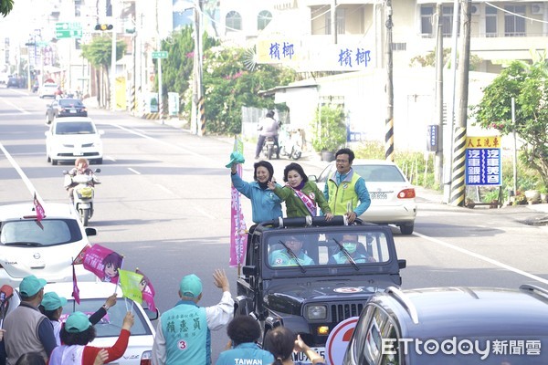 ▲台南市長黃偉哲陪同民進黨台南市立委候選人賴惠員掃街。（圖／記者林悅翻攝，下同）