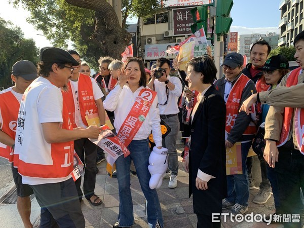 ▲▼ 台北市第一選區民進黨立委吳思瑤在選戰倒數一天拜票，文化部長鄭麗君、多位文化人到場力挺。（圖／記者林育綾攝）