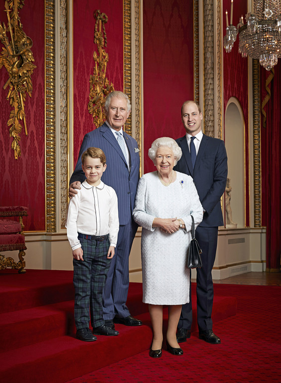 ▲▼英國女王伊莉莎白二世、查爾斯王儲、威廉王子、喬治小王子新年合照。（圖／路透）