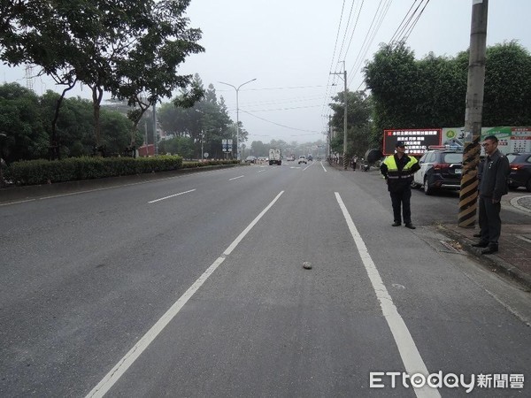 ▲台南市玉井分局警方查處一起機車摔車事件，從一顆鵝卵石找到肇事大貨車司機到案說明。（圖／記者林悅翻攝，下同）