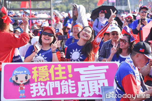 ▲高雄韓國瑜選前之夜，支持者高喊口號。（圖／記者林敬旻攝）