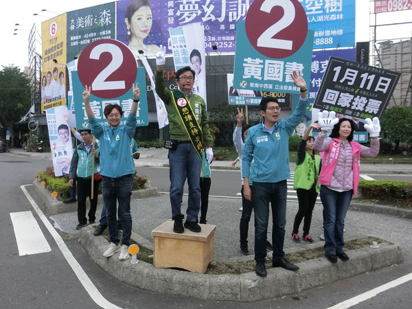 ▲李中和黃國書選情緊繃。（圖／記者鄧木卿翻攝）