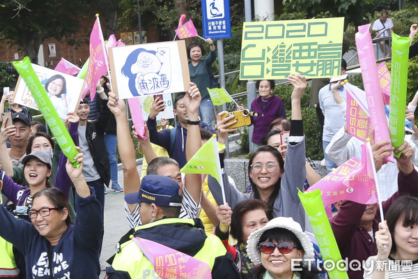 ▲▼蔡英文雙北車隊掃街。（圖／記者黃克翔攝）