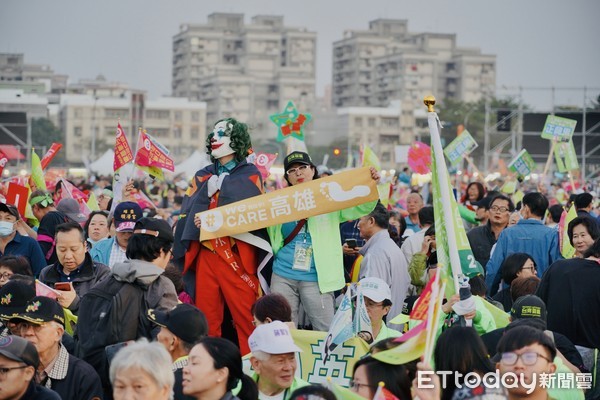 ▲▼民進黨高雄選前之夜，陳其邁打頭陣大打溫情牌。（圖／記者吳奕靖攝）