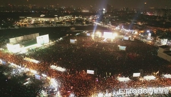 ▲▼民進黨高雄選前之夜擠爆廣場，現場喊超過30萬人。（圖／民進黨競選總部提供）