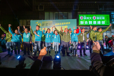 鄭宏輝選前之夜大遊行　1萬市民上街挺民主