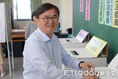 台東劉櫂豪偕同家人投票　女兒首投高顏值吸睛