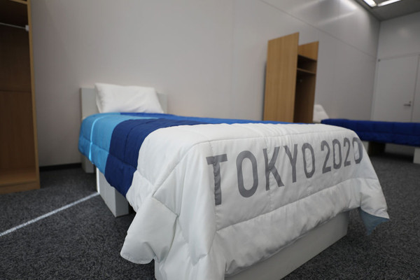 東京奧運會組委會9日召開記者會，宣布奧運村即將興建完成，同時還曝光1.8萬多名選手在奧運會期間要睡的床，竟然全都用紙板搭建而成。根據組委會測試數據，紙板床結構比木床還要結實，最重可能承載200公斤。