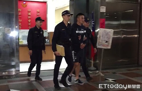 ▲▼知名藝人趙駿亞遭警方依妨害公務罪嫌上銬送辦。（圖／記者邱中岳翻攝）