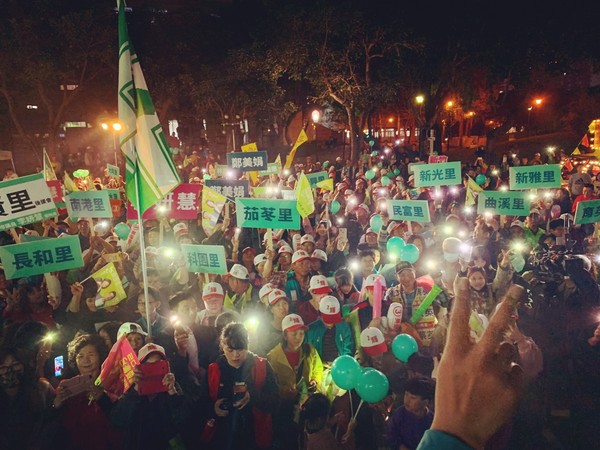鄭宏輝選前之夜大遊行　1萬市民上街挺民主（圖／競選辦公室提供）
