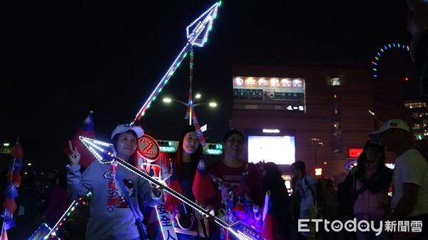 ▲▼2020鳳山選前之夜，穿雲箭 熱門。（圖／記者吳奕靖攝）