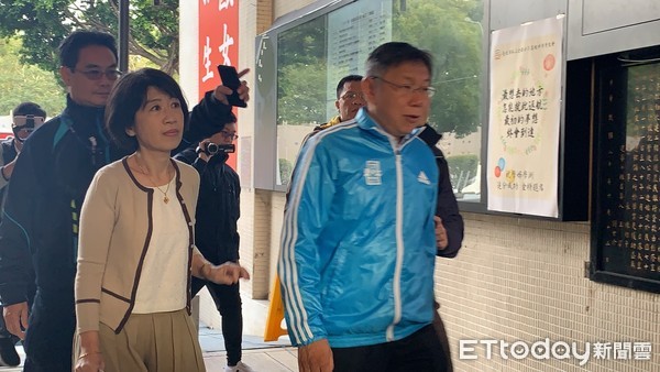 ▲▼台北市長柯文哲和妻子陳佩琪排隊投票。（圖／記者林育綾攝）