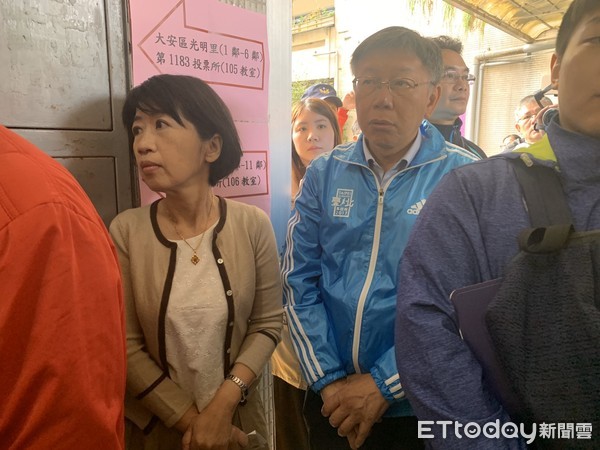 ▲▼台北市長柯文哲和妻子陳佩琪排隊投票。（圖／記者林育綾攝）