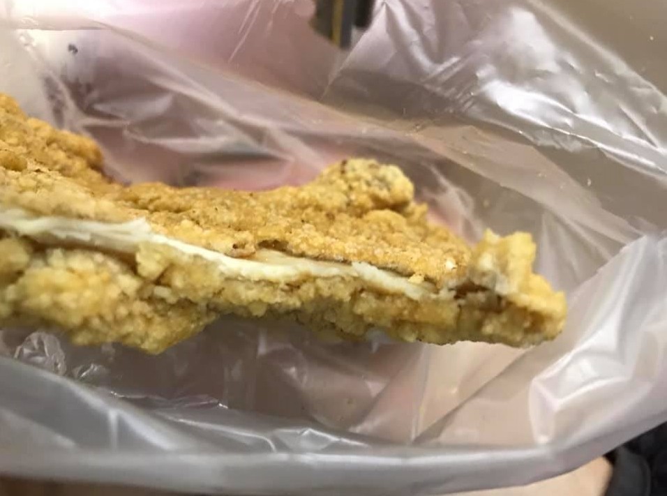 ▲▼雞排厚度不到１公分。（圖／翻攝自爆怨公社）