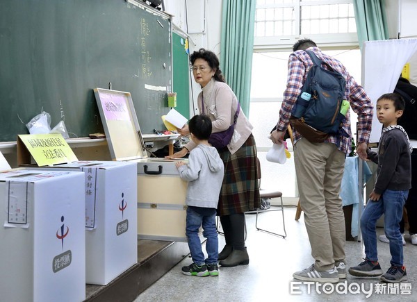 ▲▼2020總統選舉 投票所 小朋友見習民主 老人家坐輪椅投票。（圖／記者屠惠剛攝）