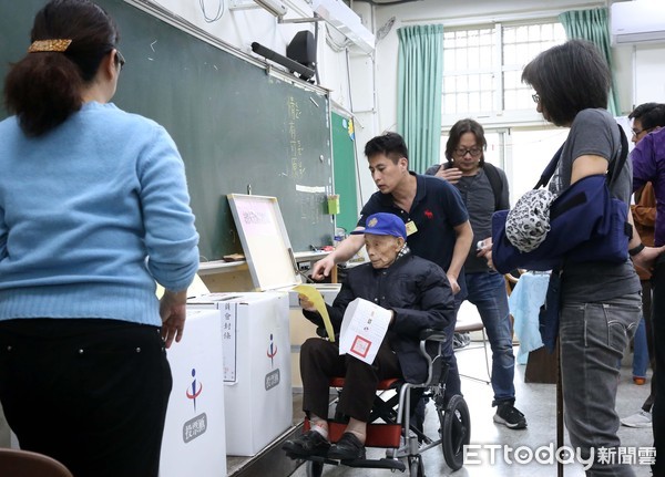 ▲▼2020總統選舉 投票所 小朋友見習民主 老人家坐輪椅投票。（圖／記者屠惠剛攝）