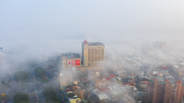 ▲▼  知名攝影師余信賢利用空拍機拍下嘉義市多處高樓被雲海圍繞美景。（圖／余信賢提供）
