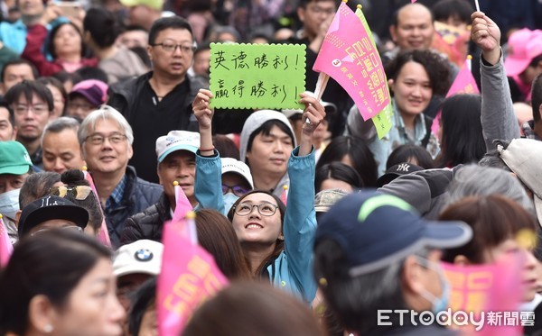 ▲▼2020總統蔡英文開票之夜,現場群眾  。（圖／記者李毓康攝）